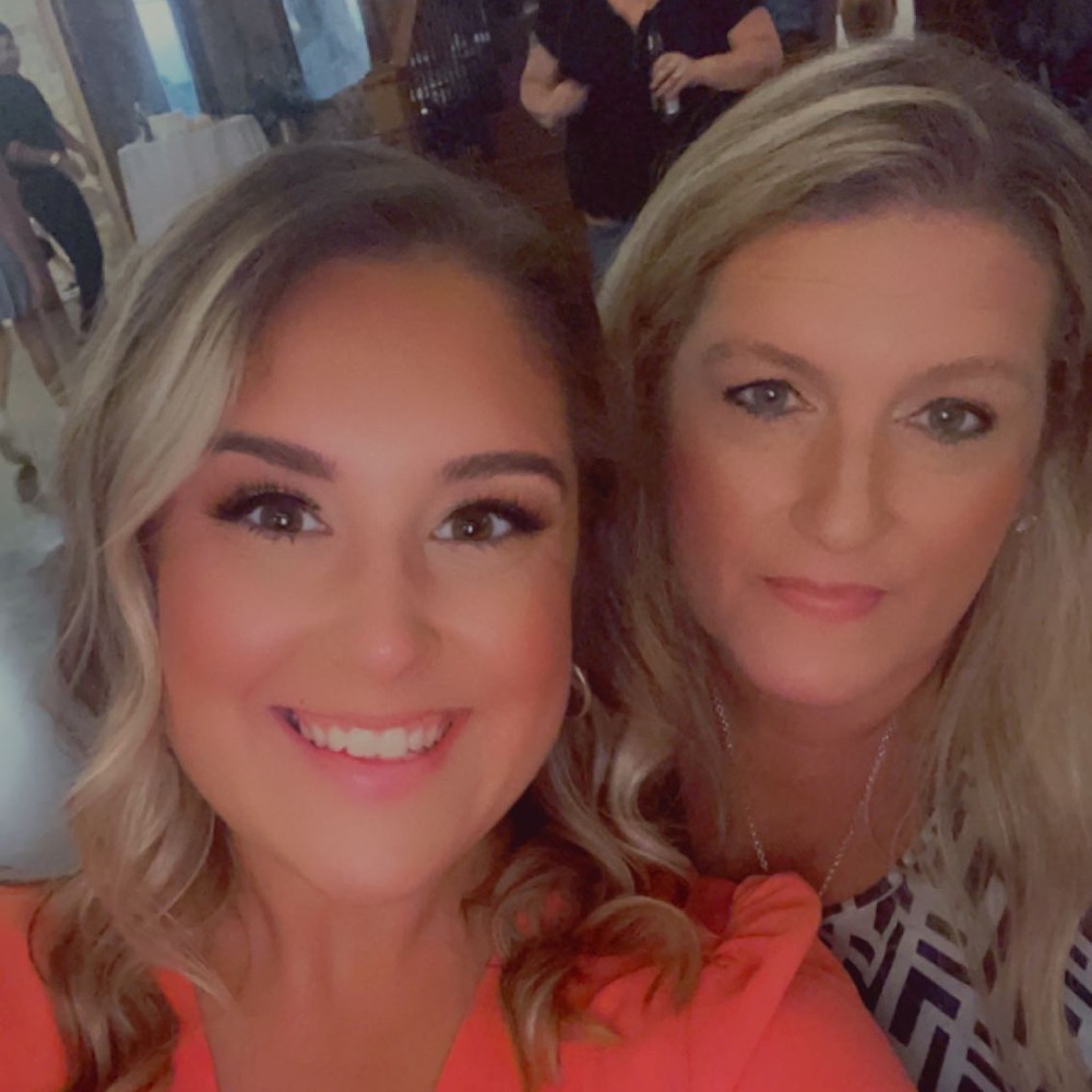 ✨Meet your Poshers, Caitlyn & Kristi✨